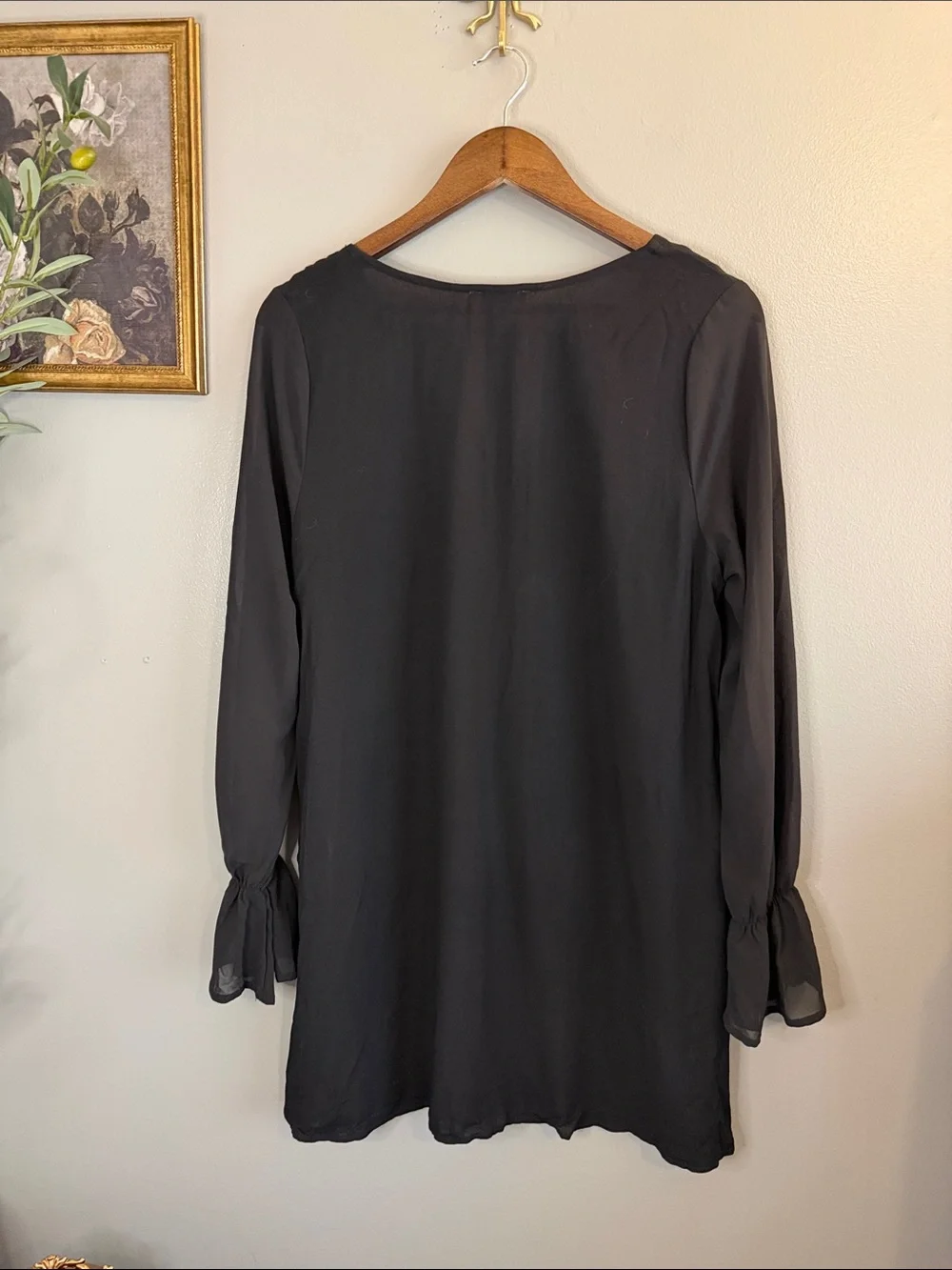 Umgee Black Floral Embroidered Boho Mini Dress Size Small Bell Sleeve V-Neck - Picture 7 of 7